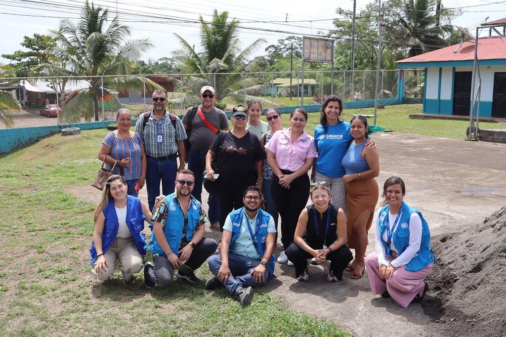 Personas beneficiarias del Programa Conjunto de Consolidación de la Paz de Naciones Unidas en Costa Rica y el equipo de trabajo de Naciones Unidas en la localidad de Los Chiles.